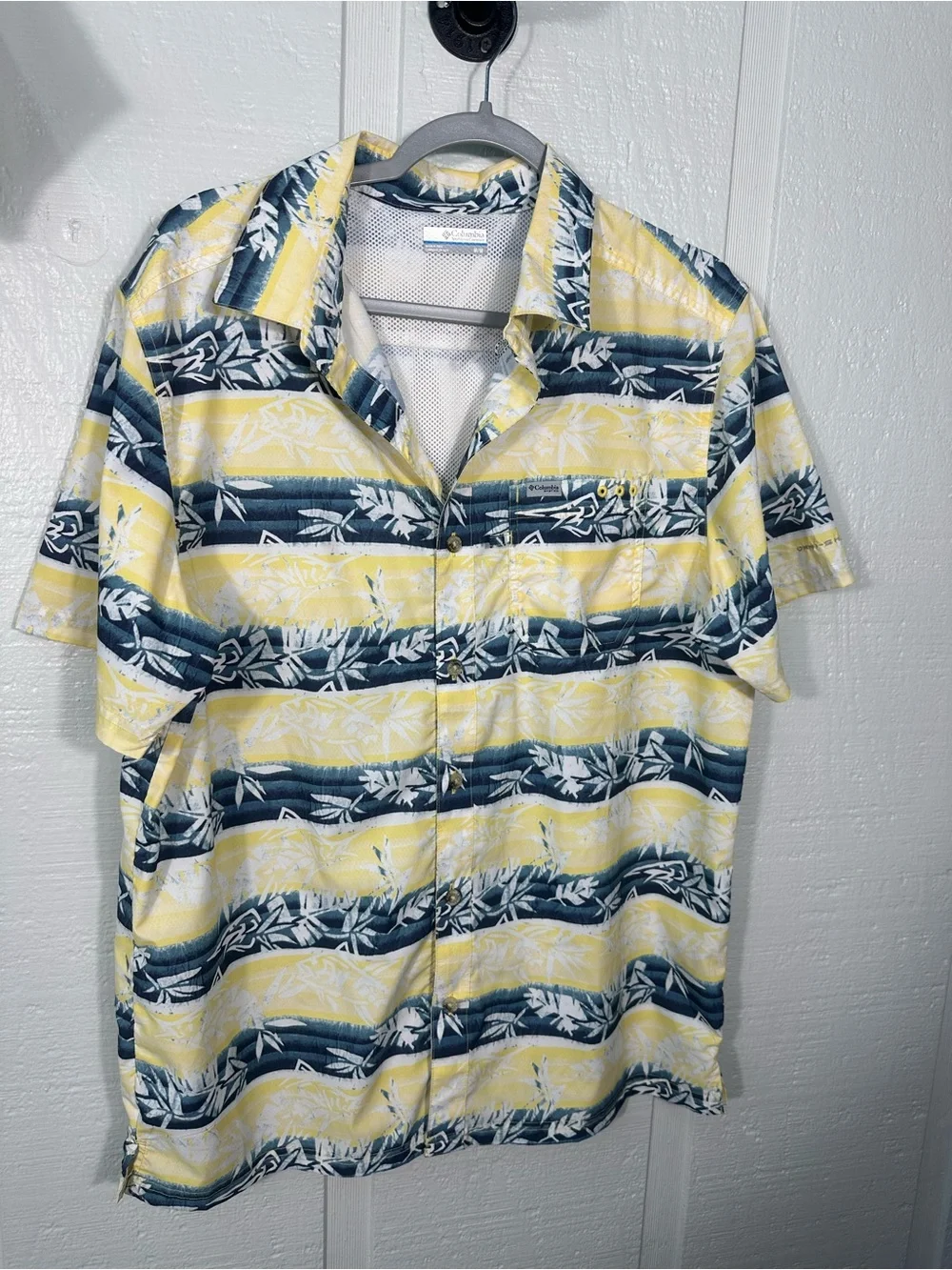 Columbia Men’s Yellow and Gray Shirt Size Medium EUC